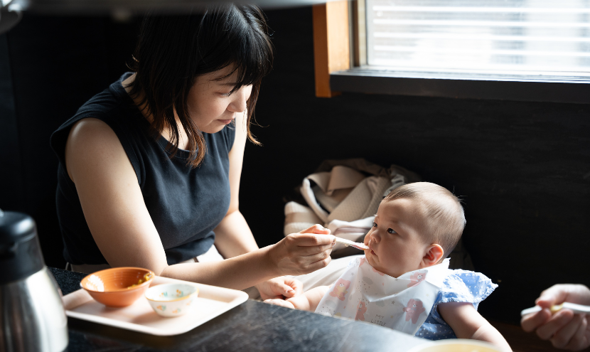 ママが赤ちゃんに離乳食を食べさせている