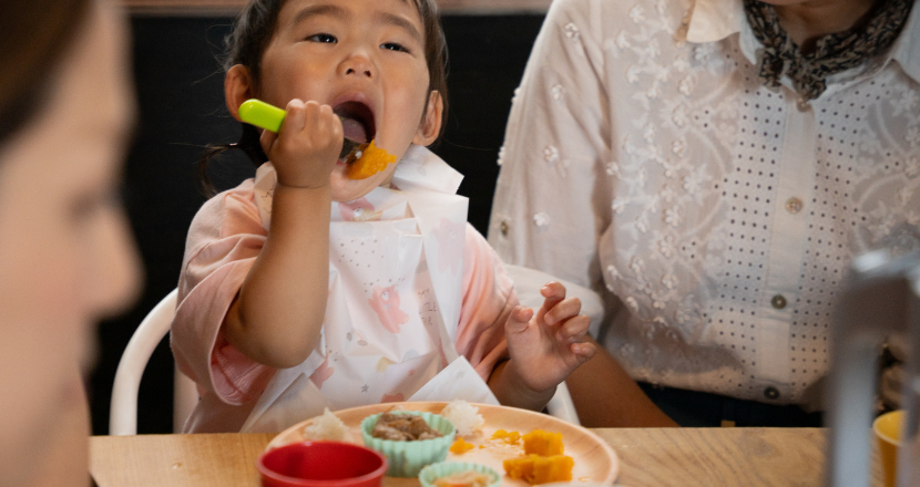 赤ちゃんが自分でごはんを食べる