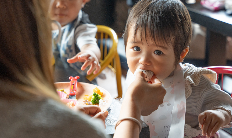 おにぎりを食べる幼児