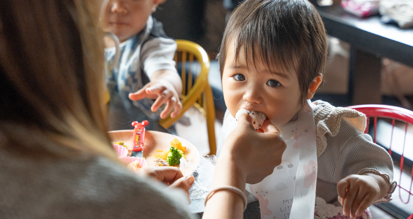 おにぎりを食べる幼児