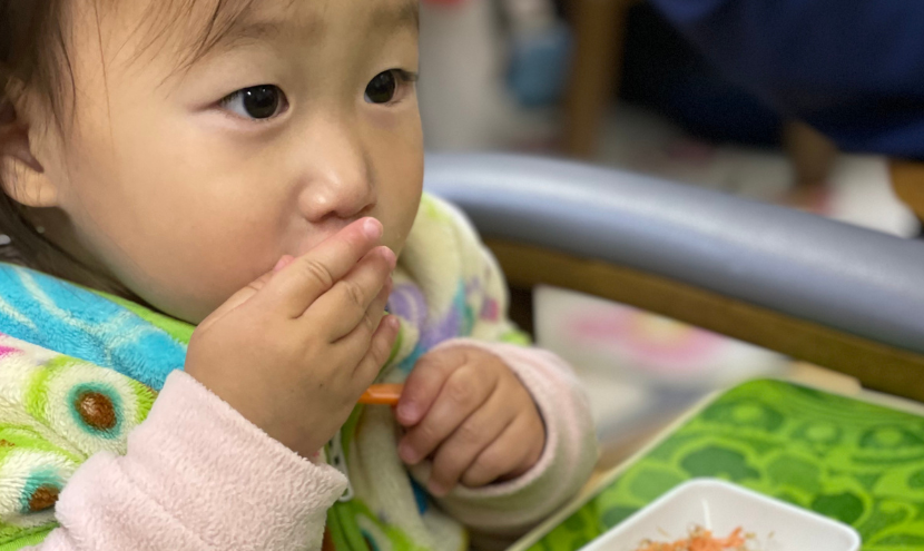 赤ちゃんが手づかみで離乳食を食べる